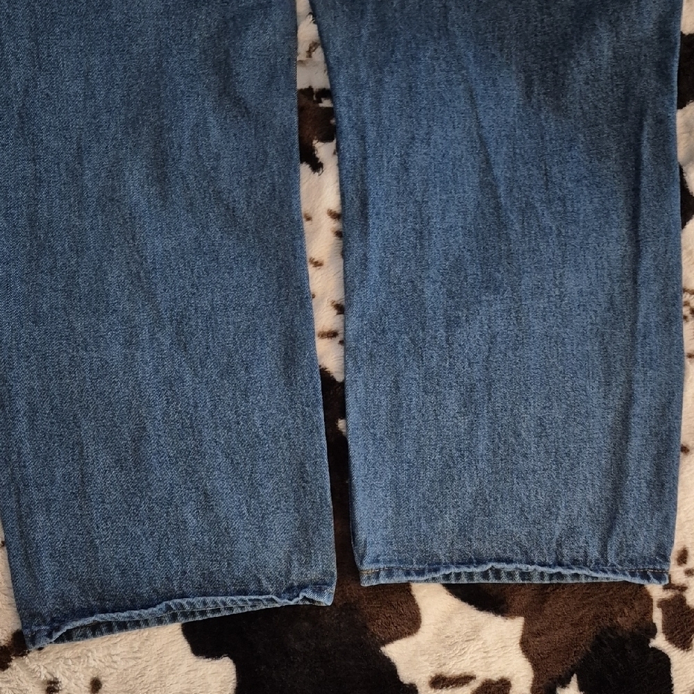 Blue MOUNTAIN, Classic Blue Relaxed Fit Jeans for Men. WAIST 40. - Picture 9 of 12
